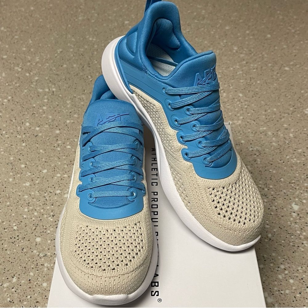 New In Box Women’s APL Athletic Propulsion Labs TechLoom Tracer Size 5 inCoastal
